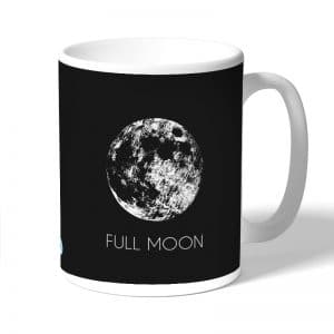 كوب قهوة بتصميم اكتمال القمر