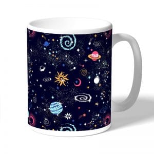 كوب قهوة بتصميم الفضاء والمجرة
