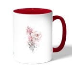 كوب قهوة بمقبض احمر بتصميم رسمه ورده