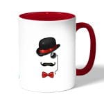 كوب قهوة بمقبض احمر بتصميم قبعة وشوارب