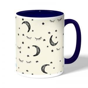 كوب قهوة بمقبض ازرق داكن بتصميم قمر ونجوم