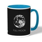 كوب قهوة بمقبض ازرق فاتح بتصميم اكتمال القمر