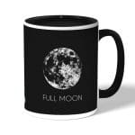 كوب قهوة بمقبض اسود بتصميم اكتمال القمر