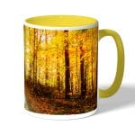 كوب قهوة بمقبض اصفر بتصميم أوراق الخريف