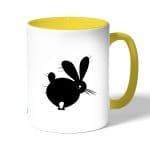 كوب قهوة بمقبض اصفر بتصميم ارنب مخيف