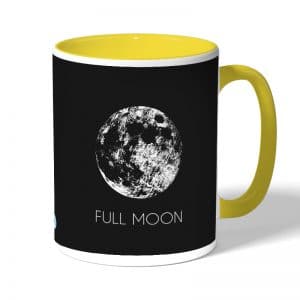 كوب قهوة بمقبض اصفر بتصميم اكتمال القمر