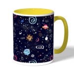 كوب قهوة بمقبض اصفر بتصميم الفضاء والمجرة