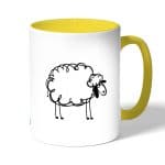 كوب قهوة بمقبض اصفر بتصميم خروف