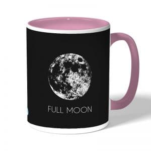 كوب قهوة بمقبض وردي بتصميم اكتمال القمر