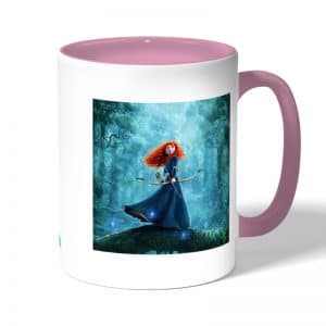 كوب قهوة بمقبض وردي بتصميم الأميرة ميريدا مع القوس والسهم