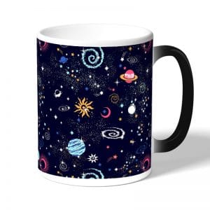 كوب قهوة سحري لون اسود بتصميم الفضاء والمجرة